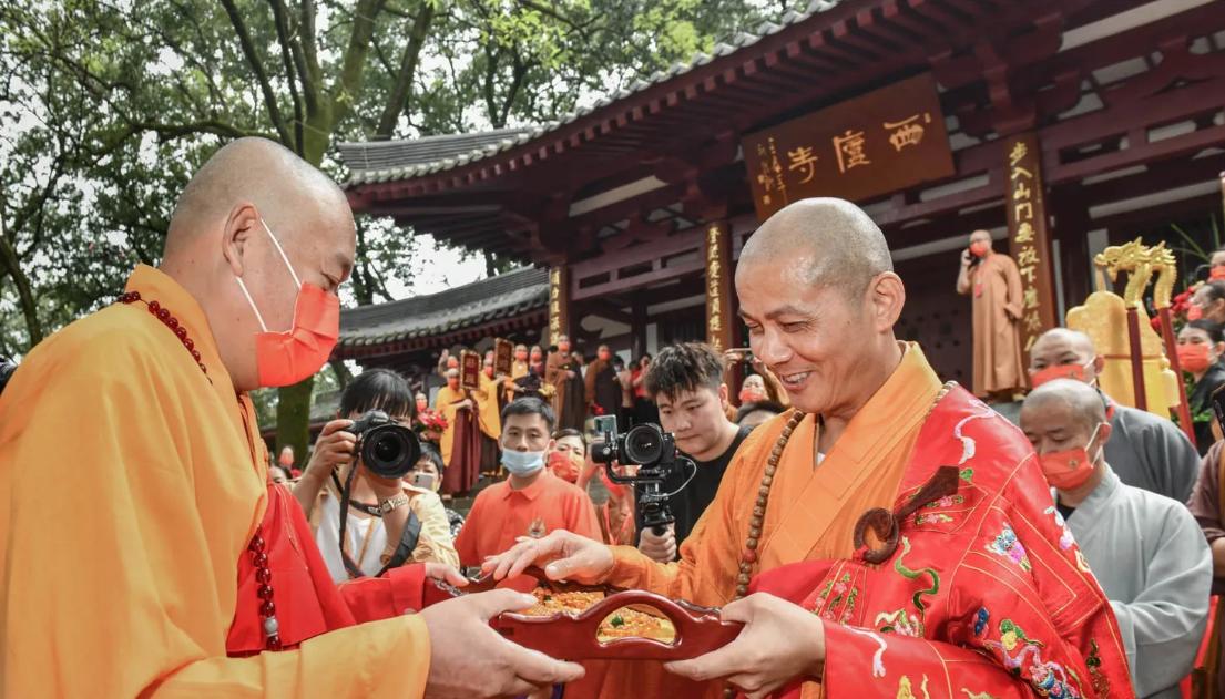 方丈最新動態(tài),方丈最新動態(tài)，探索領(lǐng)袖人物的步伐與時代變遷